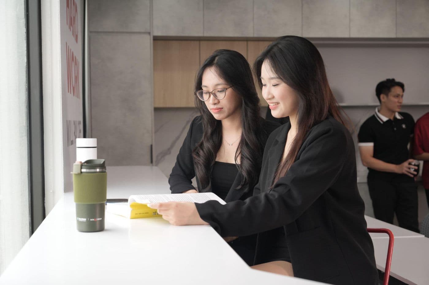 Thành viên làm việc tại HVN Office